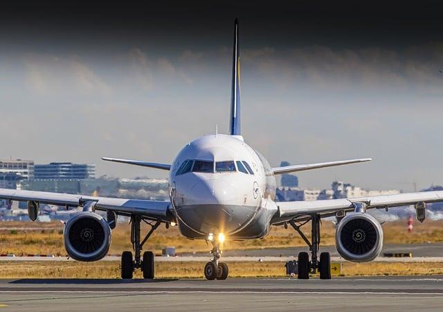 Por que o som do avião muda antes e depois de ele passar por você?