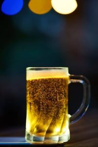 Qual copo deixa a cerveja gelada por mais tempo? Pesquisa traz resposta